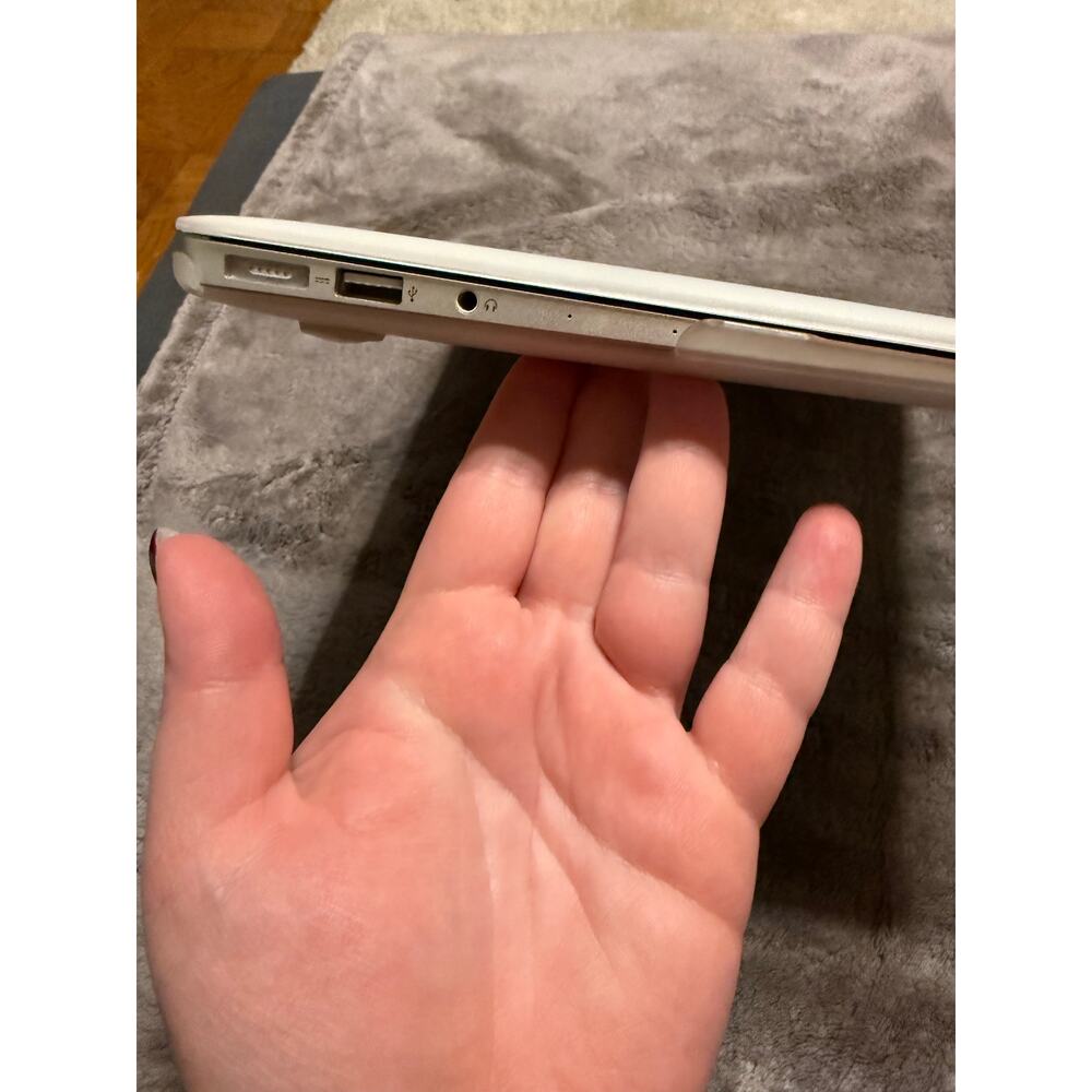 Macbook Air 2013 8GB Laptop Silver color - Picture 6 of 10